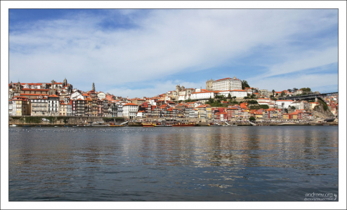 Район Рибейра с противоположного берега.