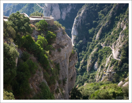 Обзорная площадка на краю утеса.