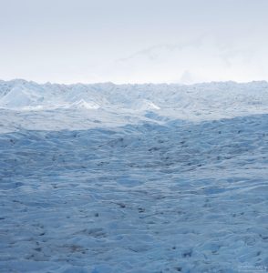 Ледовое поле Southern Patagonia Ice Field и контуры нунатака на горизонте.