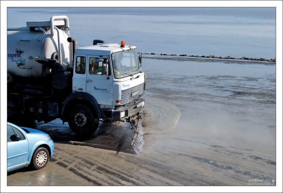 Очистка затапливаемой парковки от воды.