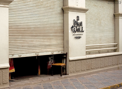 “Наш ресторан вас ждет! Пролезайте, пожалуйста, под шторку”.