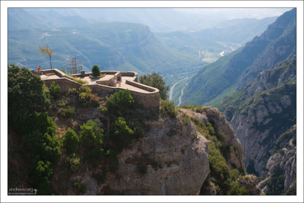 Автомобильное шоссе внизу и вид на обзорную площадку.