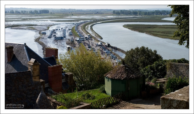 Вид на дамбу с высоты аббатства.