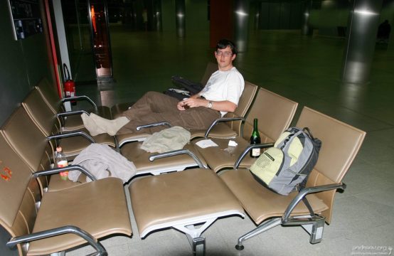 В ожидании рейса. Аэропорт Шарль-де-Голля, Франция.