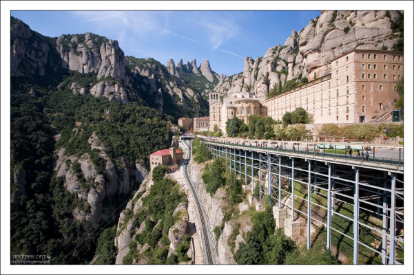 Бенедиктинский монастырь расположен на высоте 725 метров.