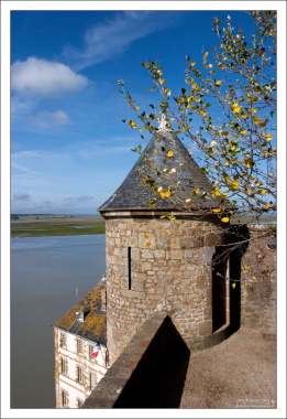 L’Echauguette de la Pilette - малая ступенчатая башня на западной стене аббатства.