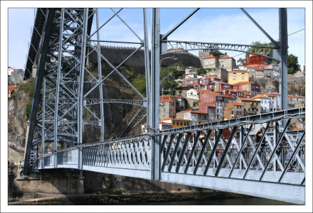 Мост Ponte Luís I сооружён по проекту ученика Эйфеля - Теофила Сейрига в 1886 году.