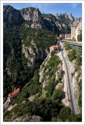 Рельсы фуникулера “Santa Cova”.