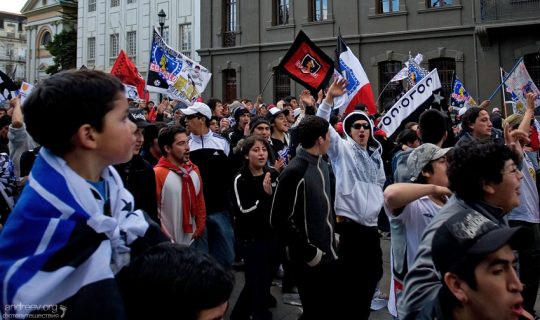 Молодежная демонстрация в честь победы местной футбольной команды "Colo-Colo".