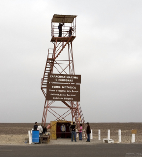 Вышка на обочине Панамериканы, с площадки которой видны линии Наски.