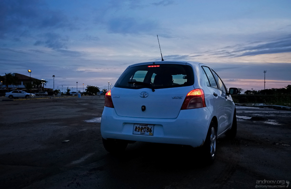 Toyota Yaris на парковке в центре Панама-Сити.