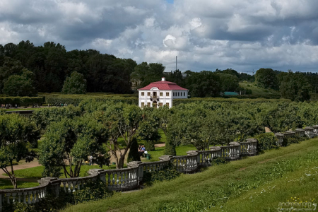 Дворец Марли (18-й век) в западной части Нижнего парка в Петергофе.