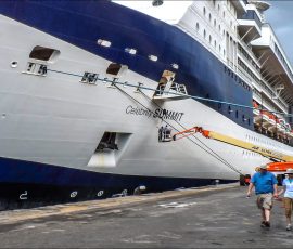 Круизное судно "Celebrity Summit" в порту города Бриджтаун.