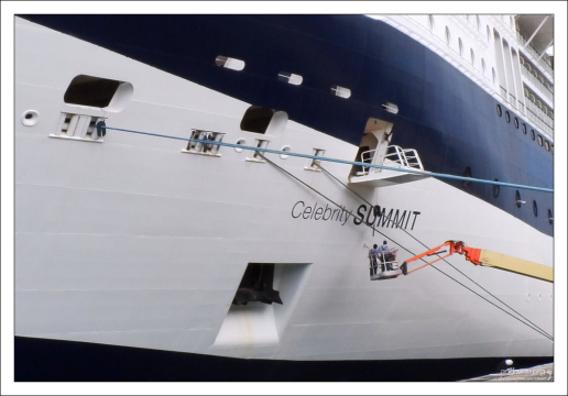 Круизное судно "Celebrity Summit" в порту города Бриджтаун.