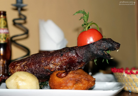 Зажаренный куй, подающийся в одном из ресторанов города.