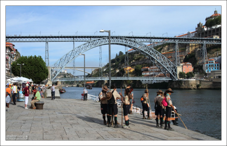 Португальские бойскауты на набережной.