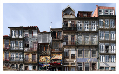 Разномастные фасады домов.