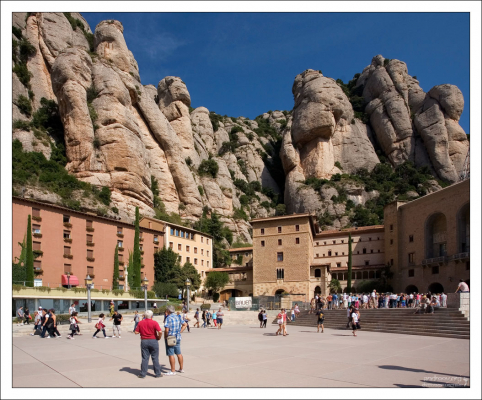 Бенедиктинский монастырь в сердце горной гряды.
