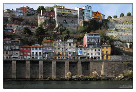 Дома на отвесных берегах Дору.