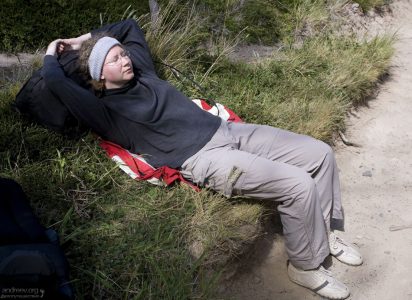 Катя на тропе вдоль озера Grey. За плечами около 20 км.