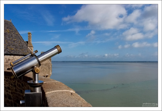 Платная подзорная труба на внешней стене аббатства.