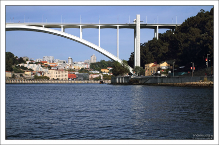 Опора моста Ponte Arrabida.