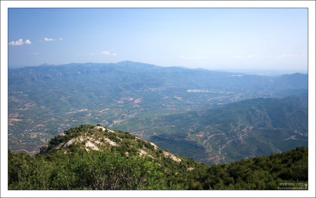 Вид на долину у подножия горы.