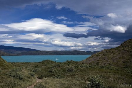 Финальные метры тропы между двух озер - Grey и Pehoe.