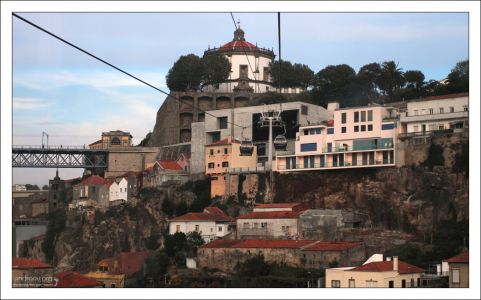 База канатной дороги “Teleferico de Gaia” и монастырь Mosteiro da Serra do Pilar на заднем плане.