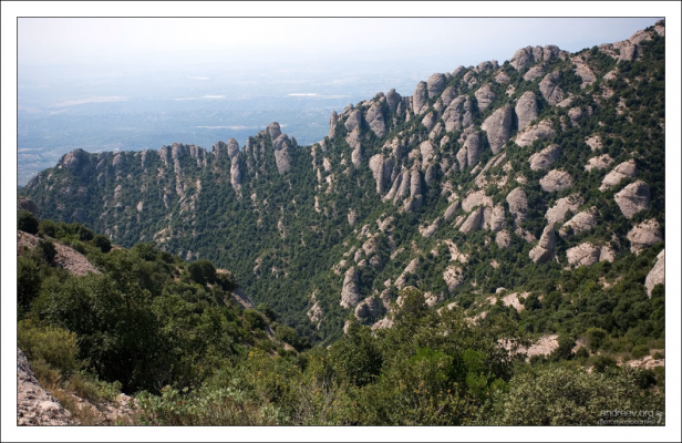 Высота столбов горной гряды Монсеррат составляет от 50 до 300 метров.