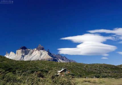 Пик Los Cuernos и облако, похожее на летающую тарелку (лентикулярное).