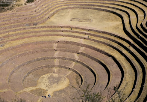 Всего в Морае четыре таких комплексов-террас; самая большая 45 метров в глубину.