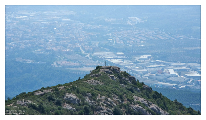 Крест Святого Михаила – покровителя горы.