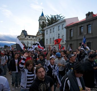 Молодые футбольные фанаты.