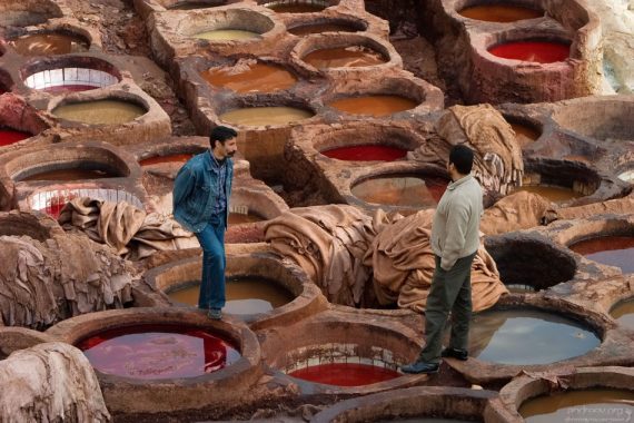 Все красители для кожи - исключительно натуральные, которые получают из растений. Кожевенный кооператив в медине.