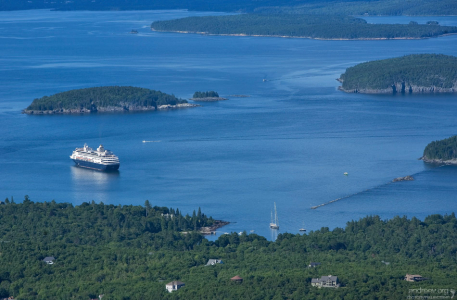 Круизное судно в акватории Frenchman Bay.