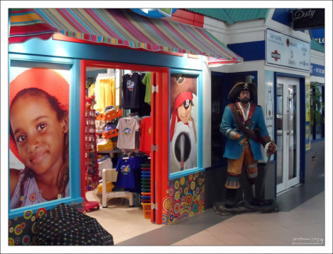 Сувенирные магазины в порту Бриджтауна.