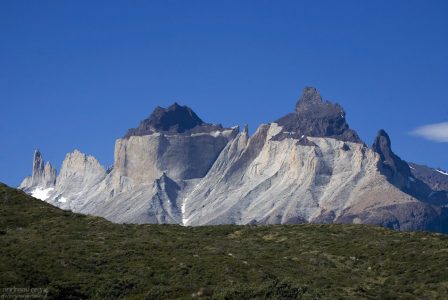 Двухцветные пики Los Cuernos.