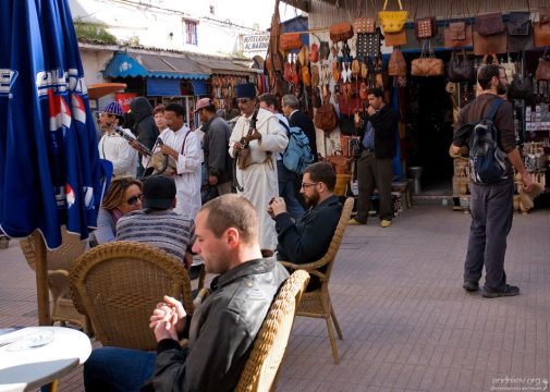 Уличные музыканты развлекают туристов.