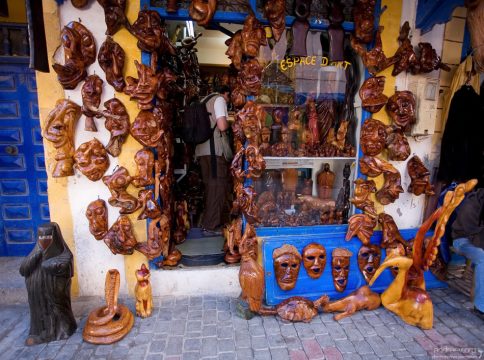 Сувенирный магазин с изделиями из дерева.