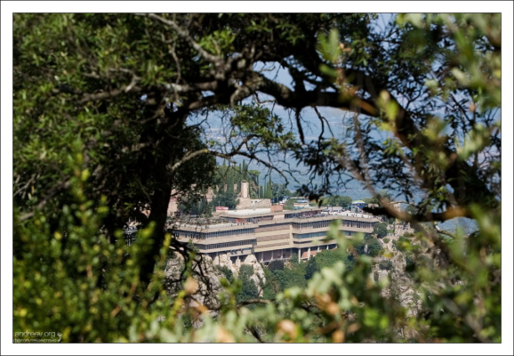 Вид на монастырские окрестности с высоты тропы.