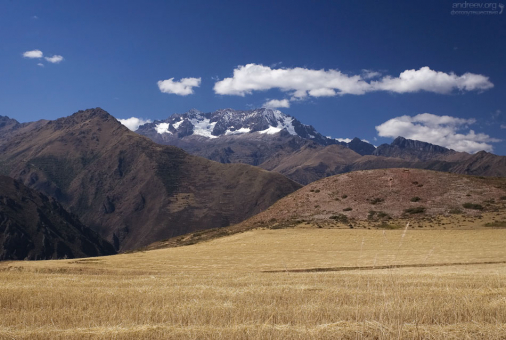 В горах снег, а в долине уже сенокос.