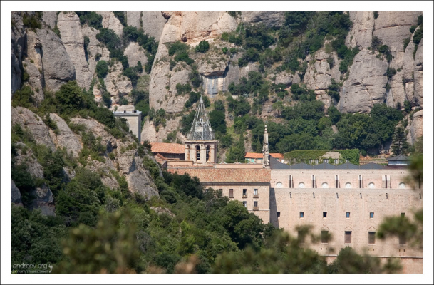 Башня бенедиктинского монастыря в скалах.