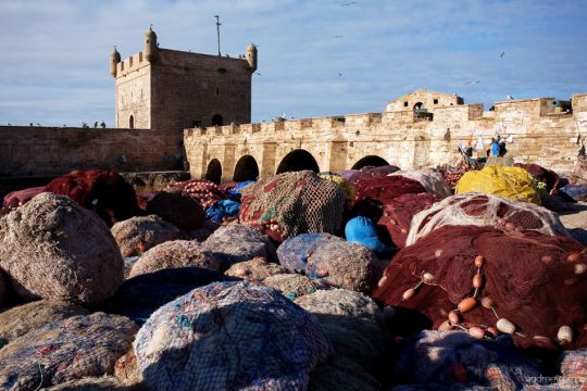 Старые рыболовные снасти на набережной.