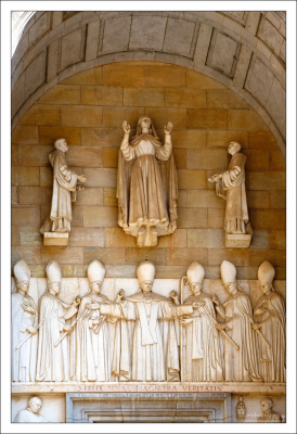 Вход в базилику Святой Марии.