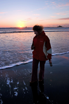 Катя отпрыгивает от кромки воды.