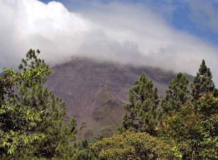 Вулкан Аренал, скрытый за облаком.