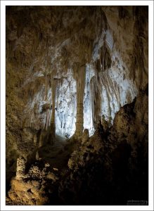 Рейнджеры по-прежнему клянутся, что лампы не подкрашивают подземные образования.