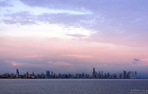 Смесь небоскребов и трущоб в Панама-сити.