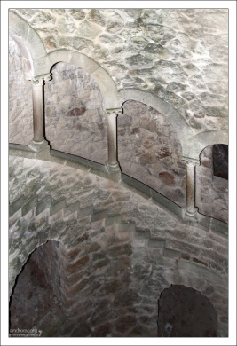 Спиральная лестница в Колодце Посвящения. Кинта да Регалейра.